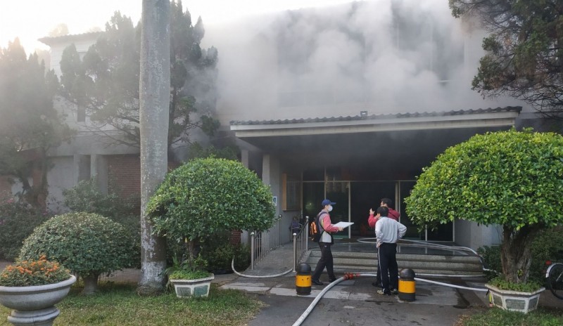 嘉義縣協同中學行政中心今晨發生火警,整棟樓竄出濃煙。(讀者提供)