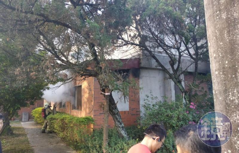 行政中心不斷竄出濃煙。(讀者提供)