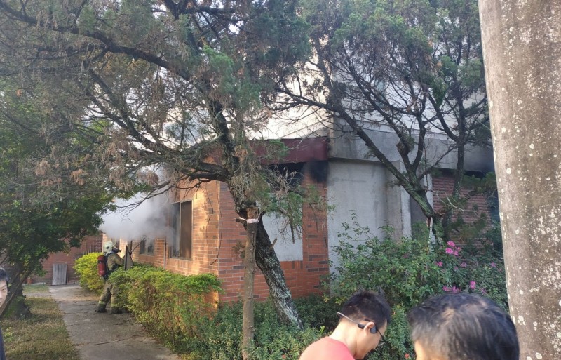 行政中心不斷竄出濃煙。(讀者提供)