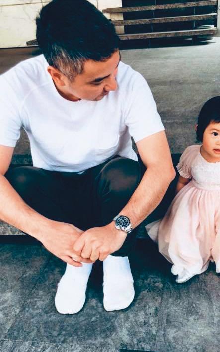 詹仁雄的女兒滿3歲，這個當爹的他，很明顯父愛滿溢。（翻攝自詹仁雄臉書粉絲專頁）