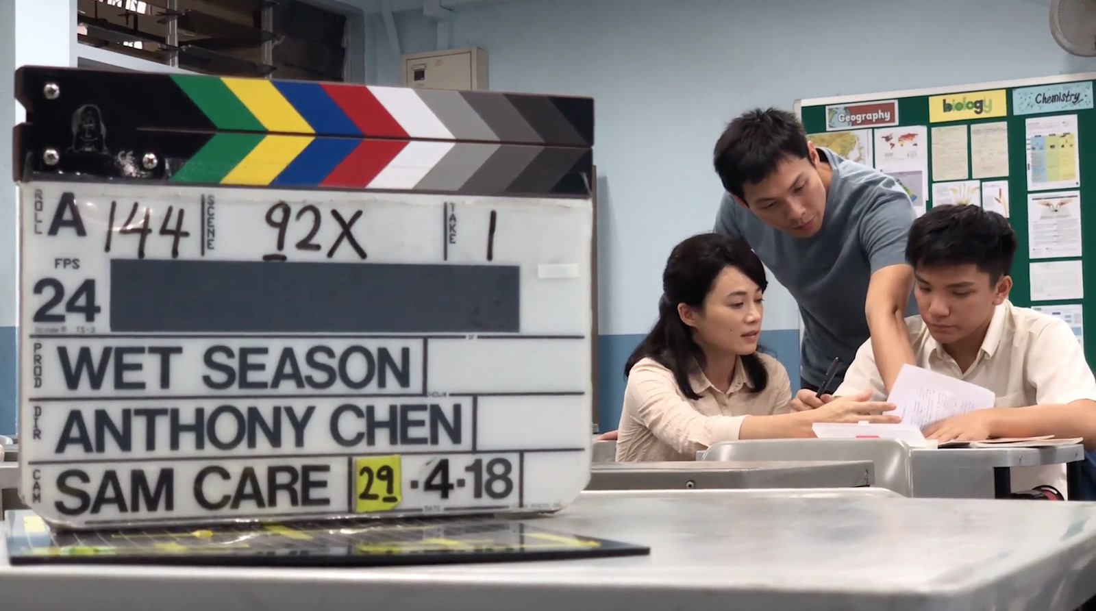 陳哲藝（中）指導楊雁雁（左）與許家樂（右）演出，為了更細緻、克制的表演不斷磨戲。（好威映象提供）