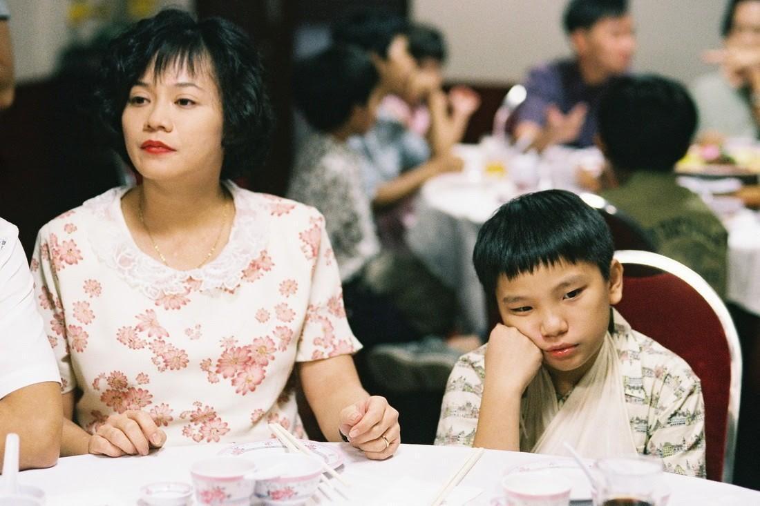楊雁雁（左）以《爸媽不在家》獲金馬獎最佳女配角，片中她與童年時期的許家樂（右）是對母子。（傳影互動提供）