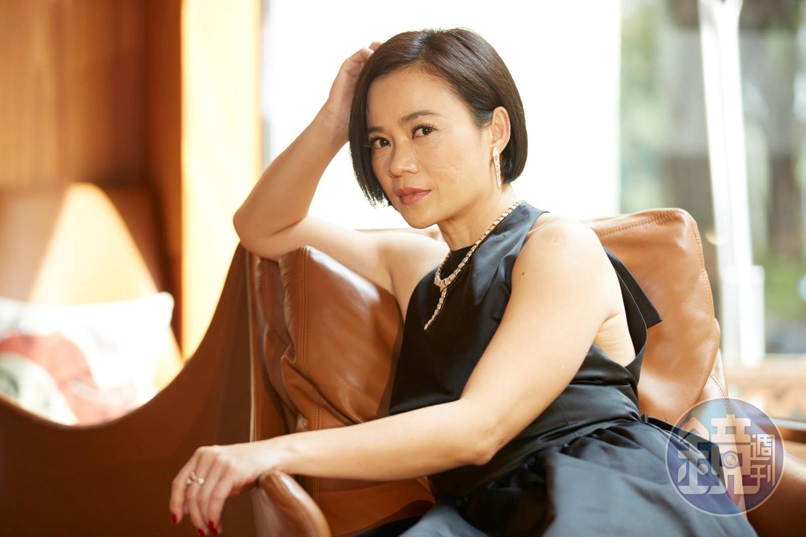 個性爽直、好強的楊雁雁向來喜愛俐落短髮，與《熱帶雨》中溫婉壓抑的角色判若兩人。