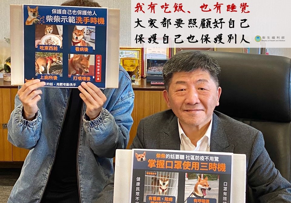 陳時中終於露出久違的笑容，並請全國民眾放心，「我有吃飯、也有睡覺，大家都要照顧好自己，保護自己也保護別人。」（翻攝自衛福部臉書）