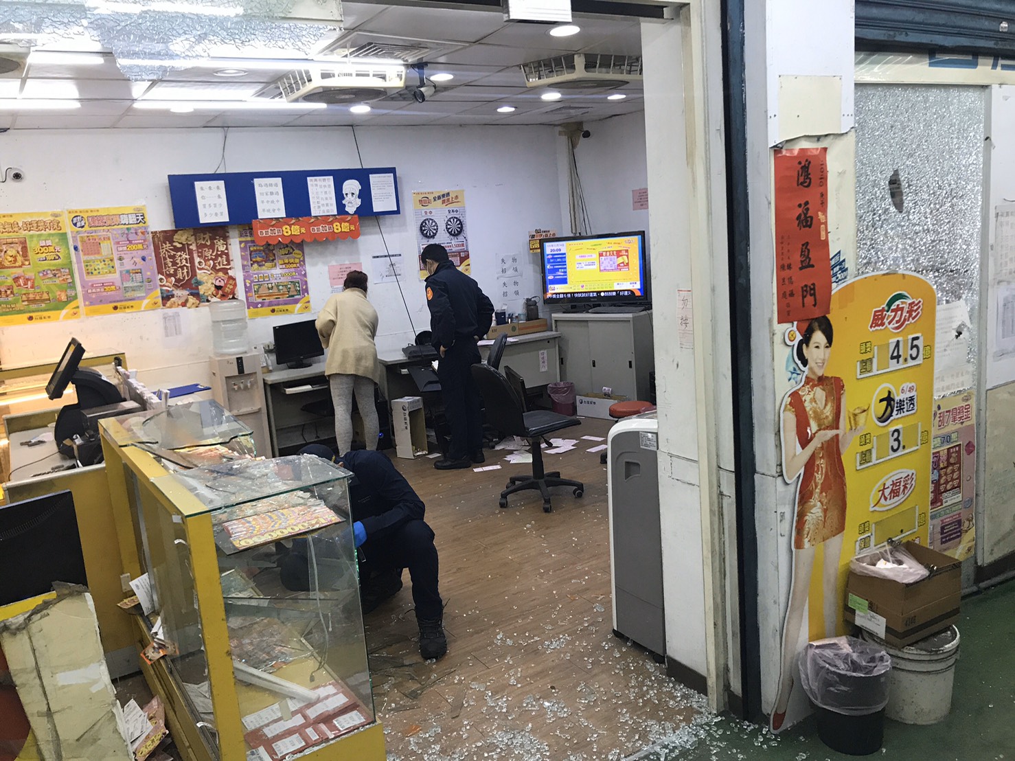 黃姓男子不滿李姓前妻爭孩子扶養權，竟叫4名朋友到李上班彩券行砸店。（翻攝畫面）