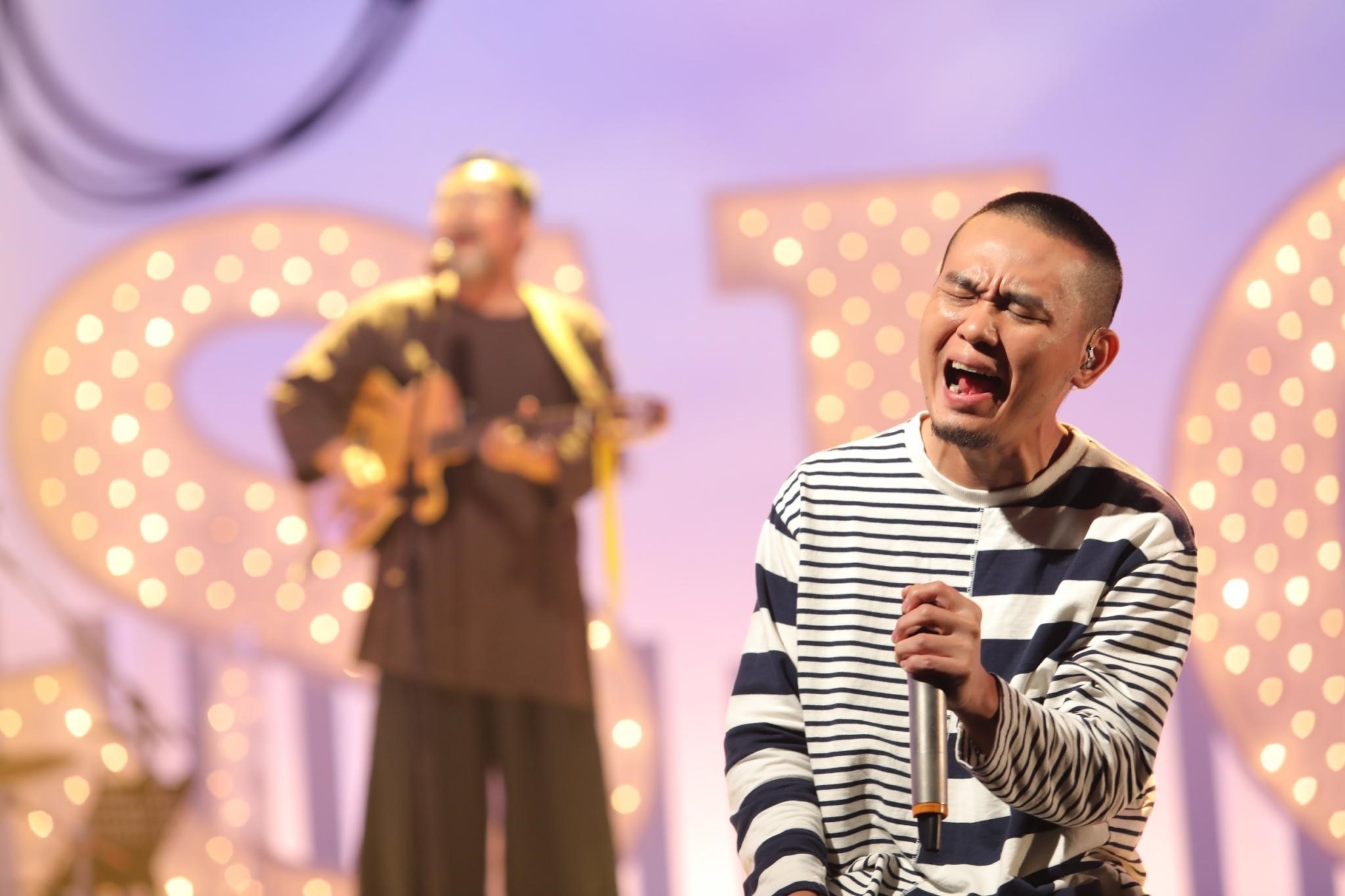 音樂劇《再會吧北投》演員楊大正（右）、音樂總監陳明章（左）在《音樂萬萬歲 第4號作品》節目中演唱。（公視提供）