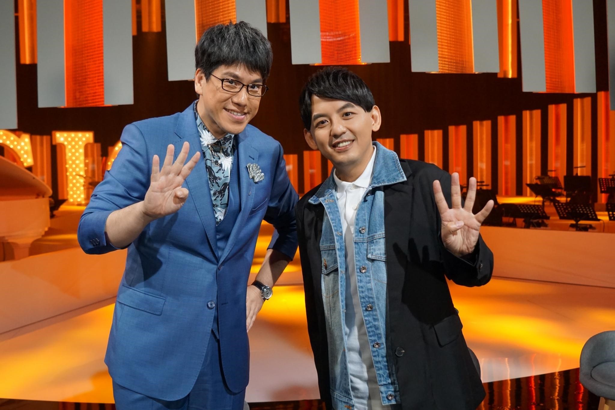 黃子佼(右)與馬世芳(左)年前在音樂節目《音樂萬萬歲 第4號作品》相見歡。(公視提供)