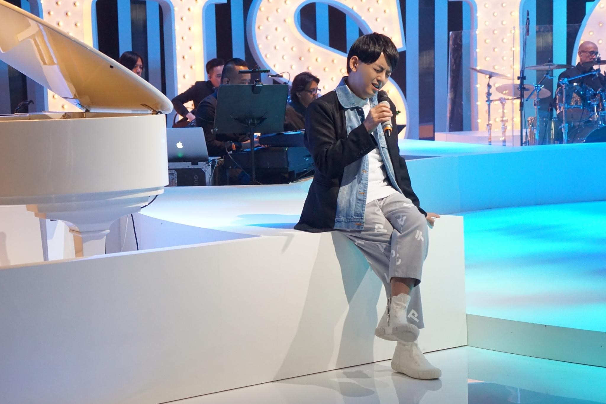 黃子佼暫時卸下主持人身份，在《音樂萬萬歲 第4號作品》節目中感性高歌。（公視提供）
