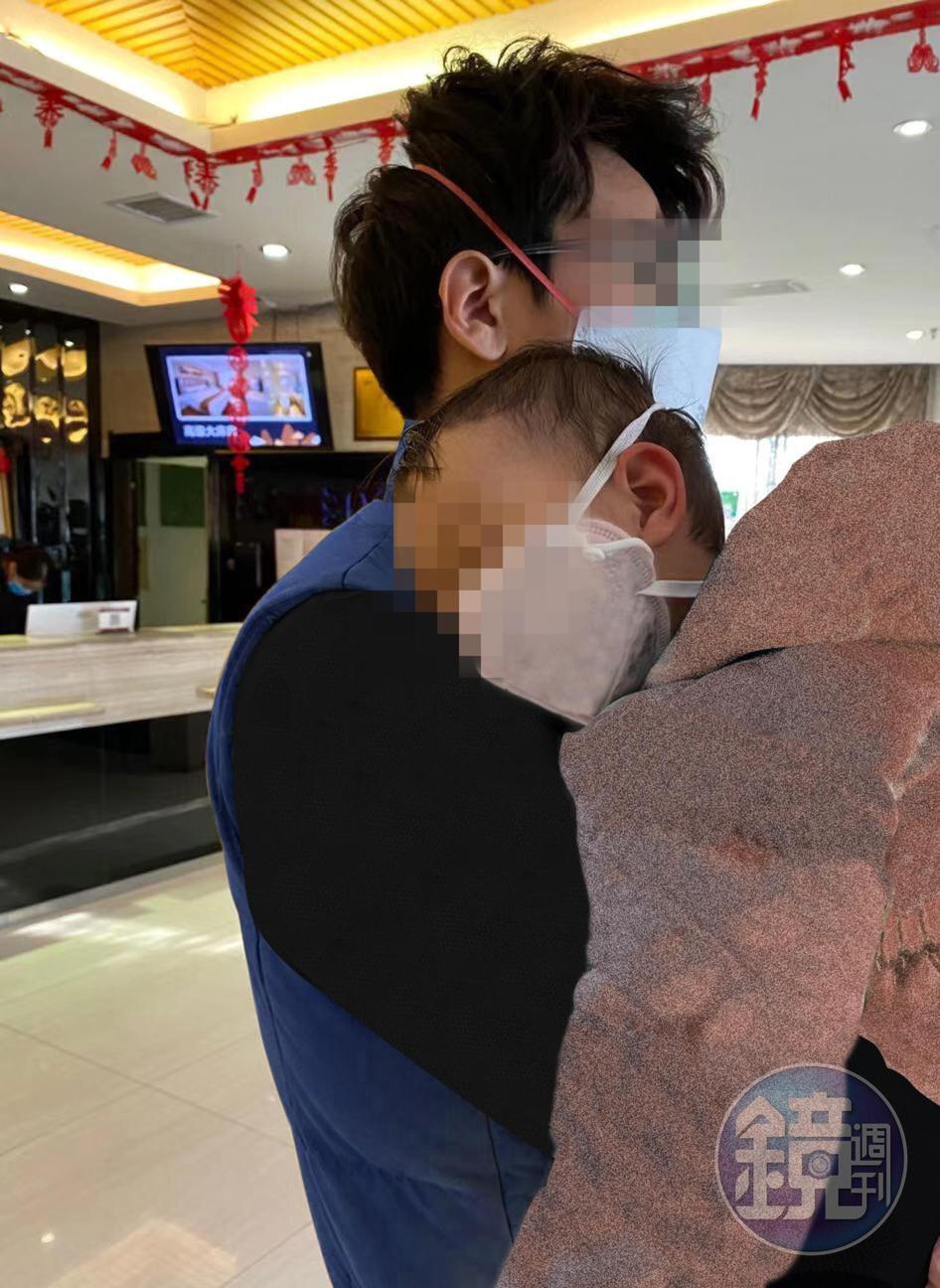 為了回台,Chloe和的丈夫冒險帶著兩歲幼兒前去做檢疫,如今口罩已經不敷使用。(Chloe提供)
