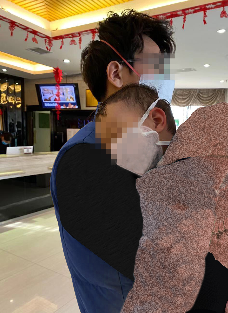 為了回台,Chloe和的丈夫冒險帶著兩歲幼兒前去做檢疫,如今口罩已經不敷使用。(Chloe提供)