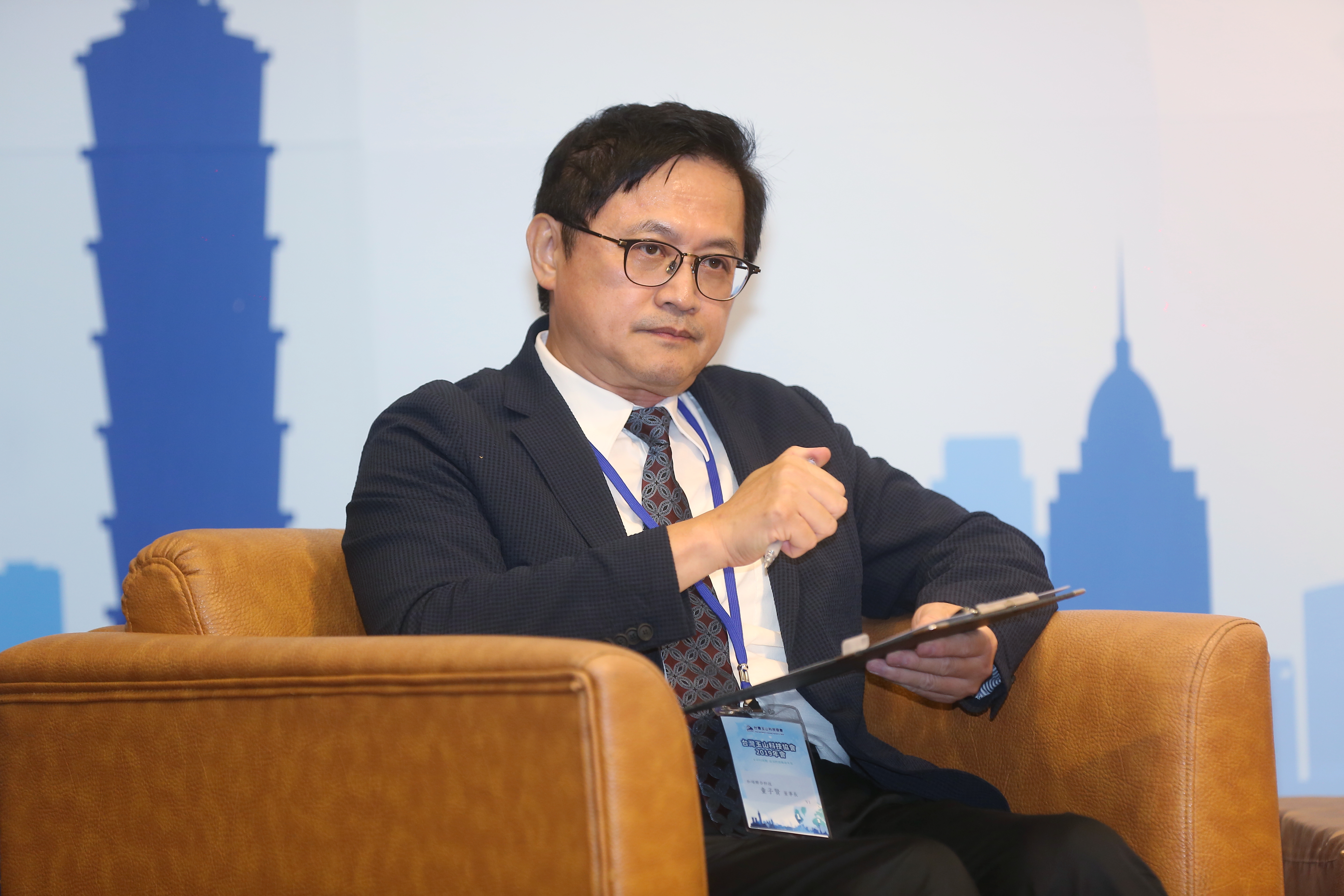 被問到和碩是否跟進自建口罩產線，董事長童子賢表示，恐怕3個月後口罩就會過剩，可能還要進一步評估。