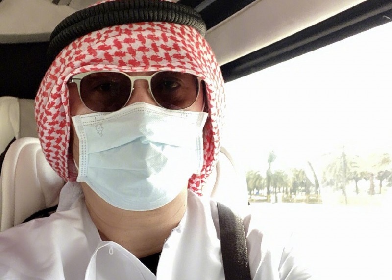 黃安日前回到台灣，看到口罩排隊人龍也上前排隊。（翻攝自黃安微博）