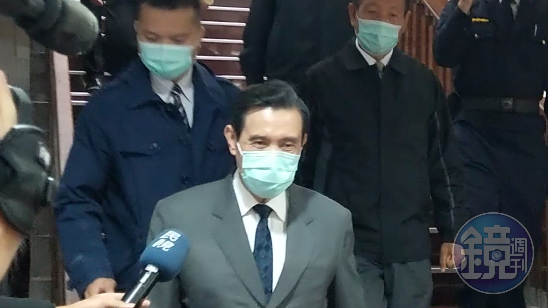 被問到怎麼看待民進黨立委呼籲把口罩留給有需要的人，馬英九則回應，「他們講話能聽嗎？」