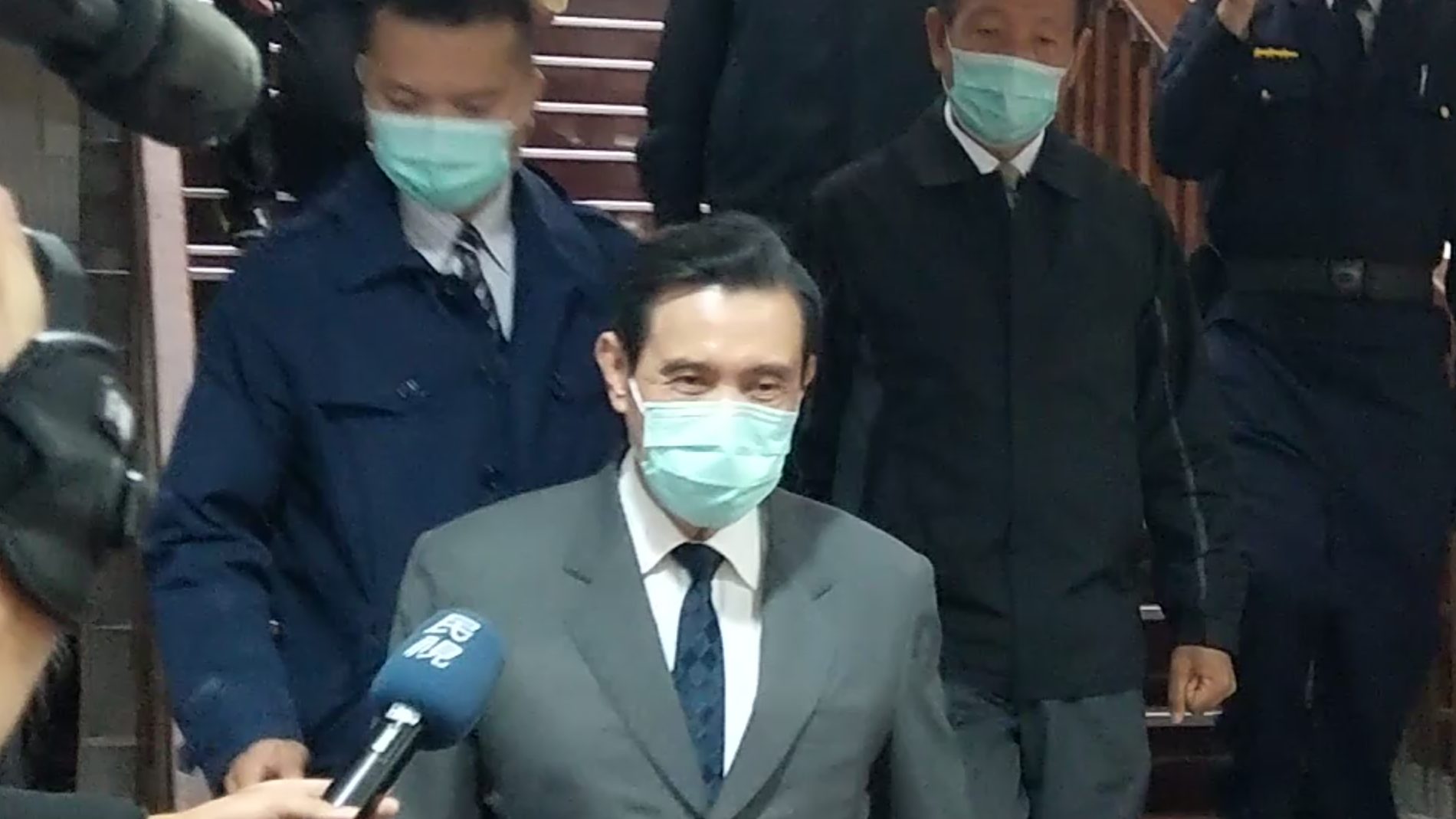 被問到怎麼看待民進黨立委呼籲把口罩留給有需要的人，馬英九則回應，「他們講話能聽嗎？」