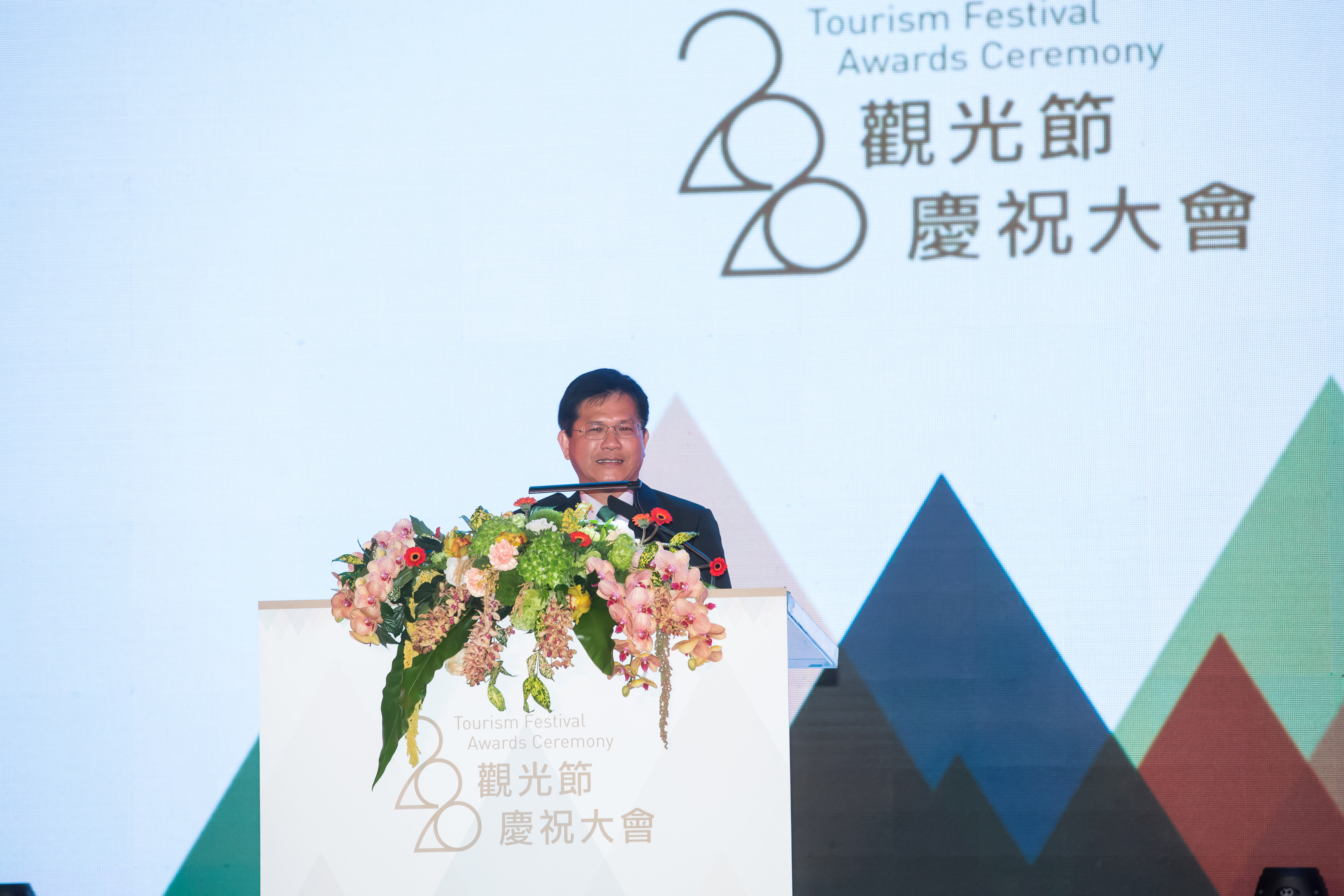 交通部長林佳龍出席2020觀光慶祝大會，會後表示將祭出防疫紓困政策。