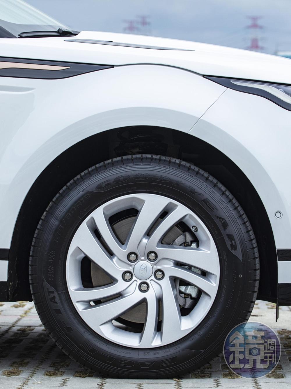 試駕車標配235/60R18休旅車胎，老實說僅為堪用。