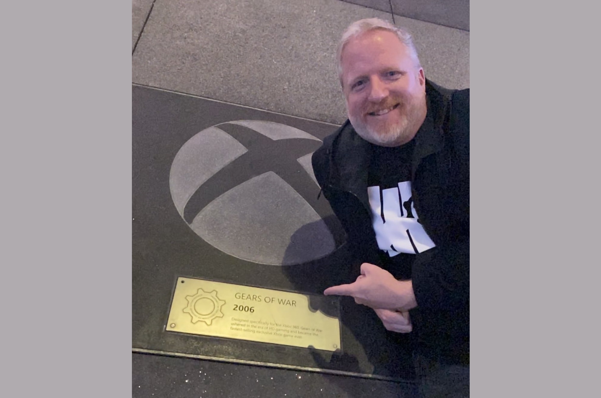 《戰爭遊戲》系列製作人羅德·弗格森，去年 12 月還在微軟劇院外和《戰爭遊戲》牌匾合照。（翻攝羅德·弗格森 Twitter）