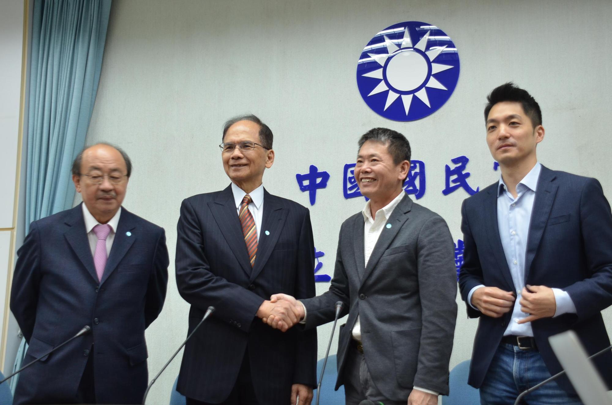 立法院長游錫堃(左2)上午在民進黨團總召柯建銘陪同下,拜會國民黨團總召林為洲(右2)。(國民黨團提供)