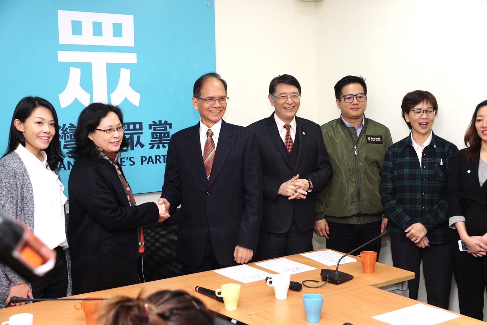 立法院長游錫堃（左3）拜會台灣民眾黨黨團。（台灣民眾黨黨團提供）