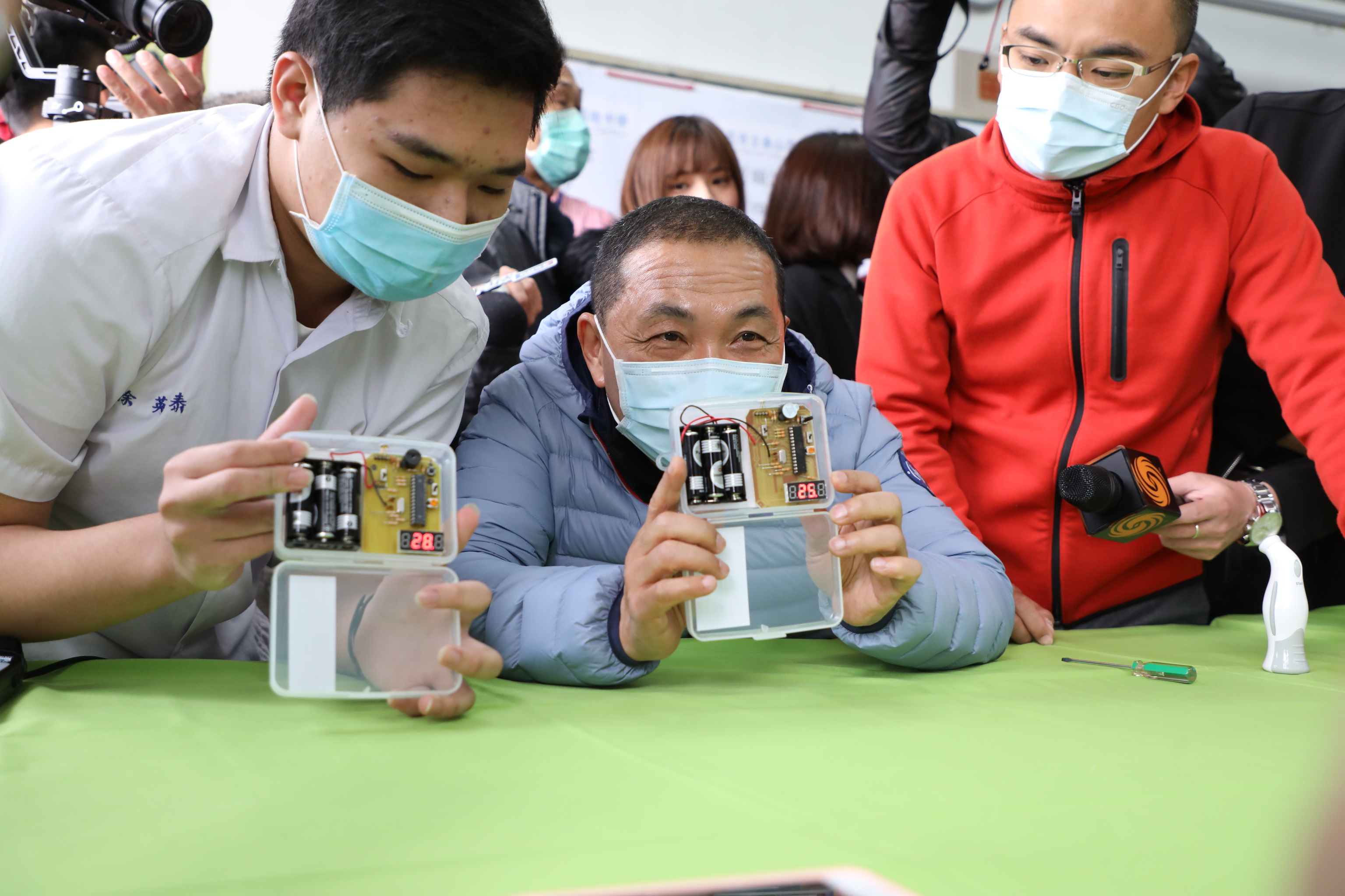 侯友宜親身實測校園版額溫槍，發現準確度很高，將在疫期於校園推廣。（翻攝畫面）