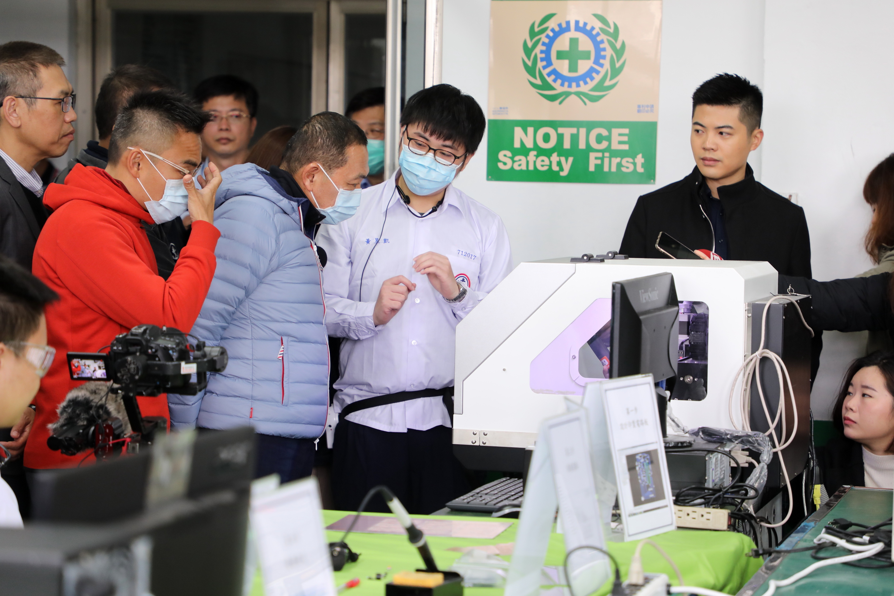 新北市長侯友宜今日前往泰山高中，了解電子科師生製作額溫槍過程。（翻攝畫面）