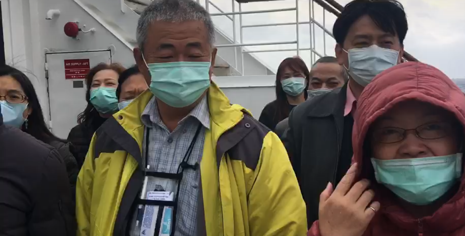 徘徊日本海域的寶瓶星號上有多名台籍旅客，大聲高喊要回家。（翻攝畫面）