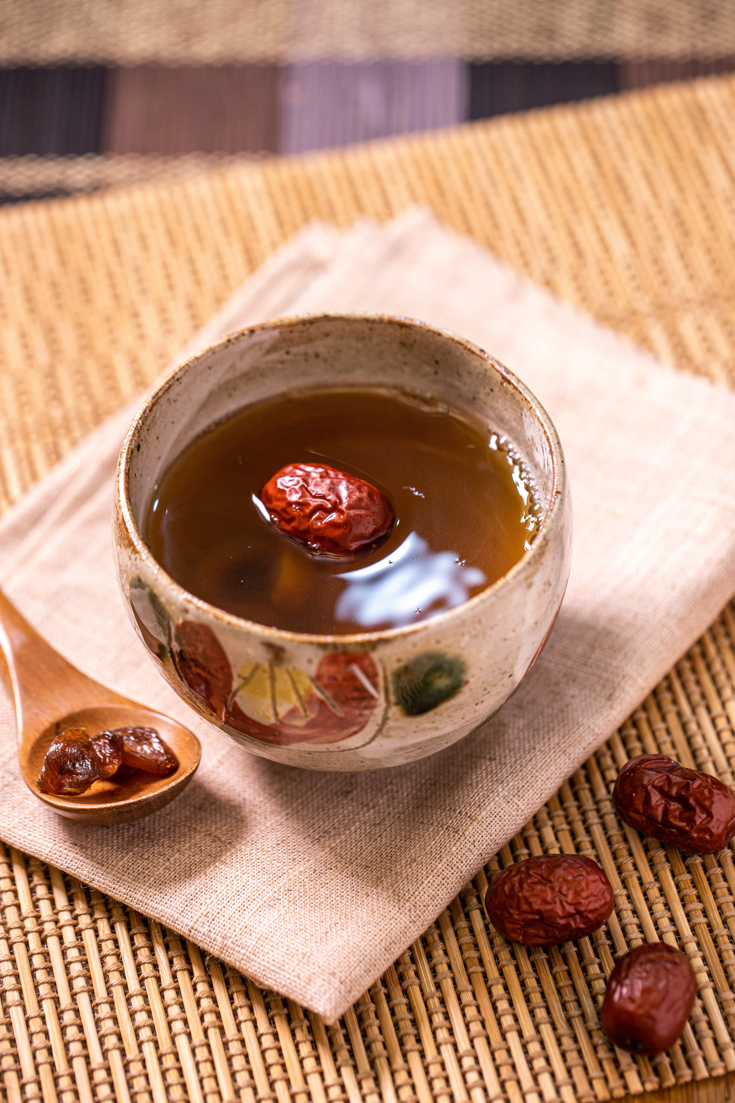 以溫性藥材為主的「保暖發熱茶」，乾薑辛氣可幫助身體暖起來。