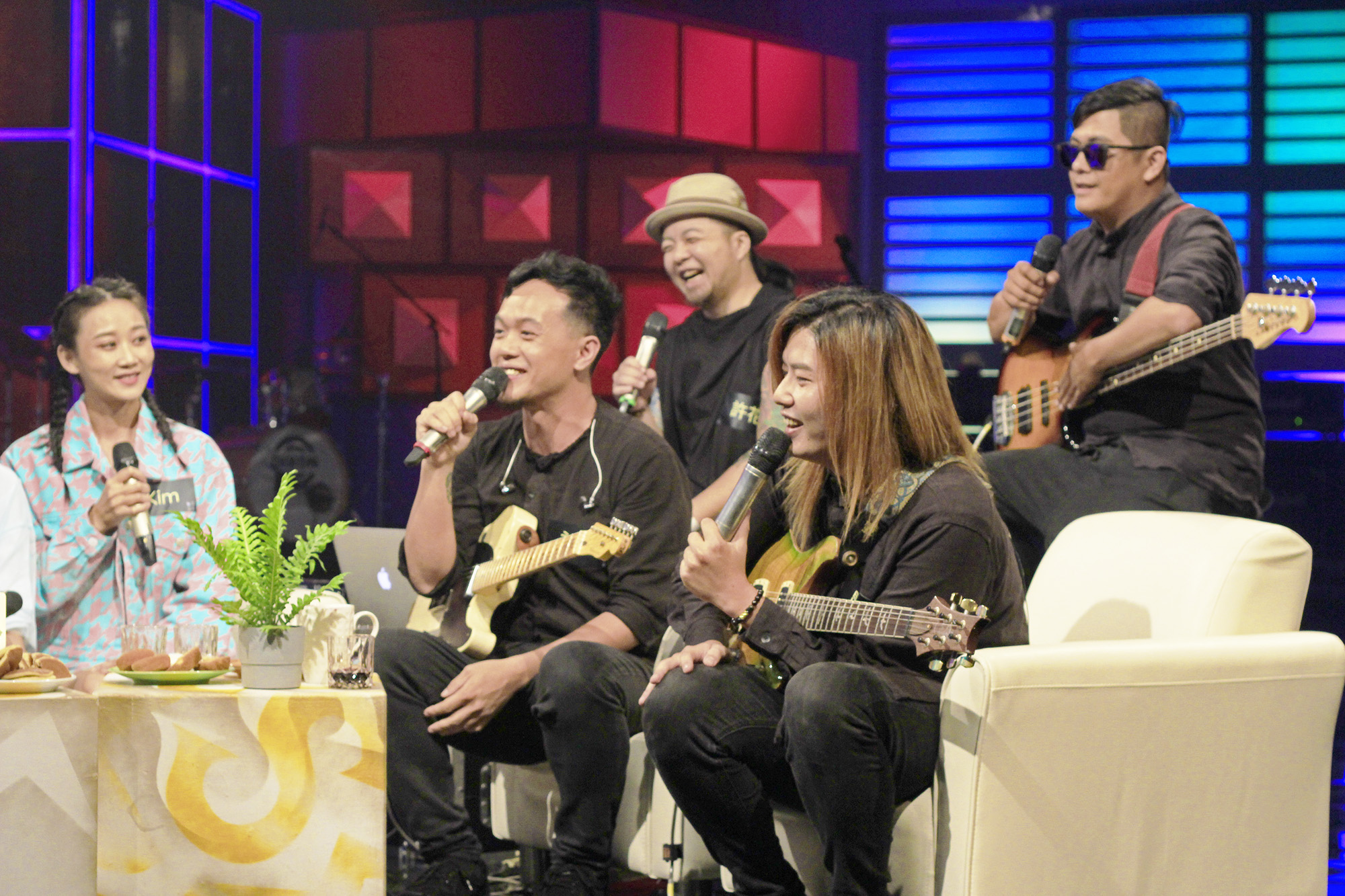 「晨曦光廊」應浩子要求以揪咪方式介紹來賓妮可醬出場。(公視提供)