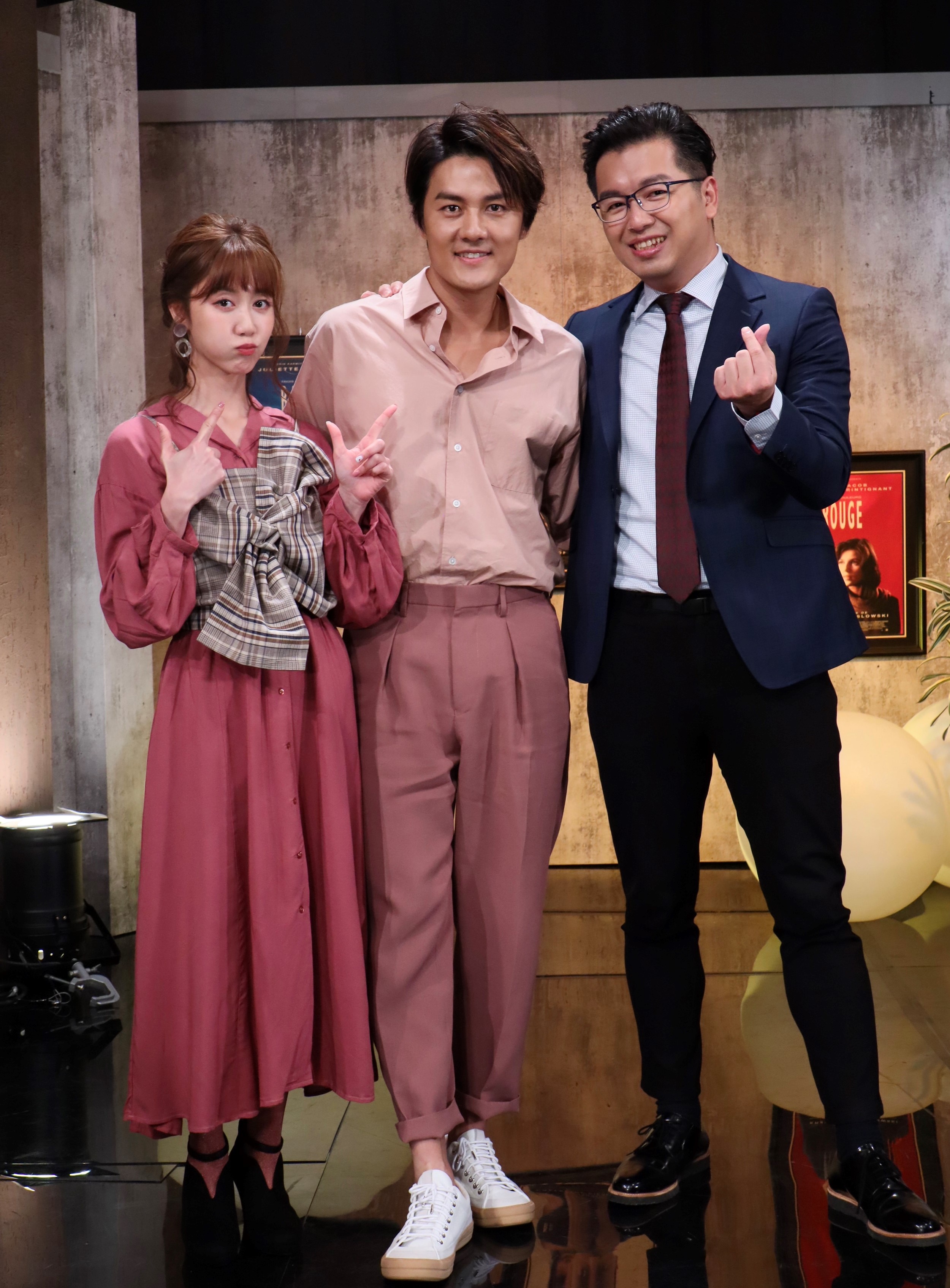 吳克群與主持人瑪麗（左）、主持人鄭偉柏分享創作理念。（E!Studio藝鏡到底提供）