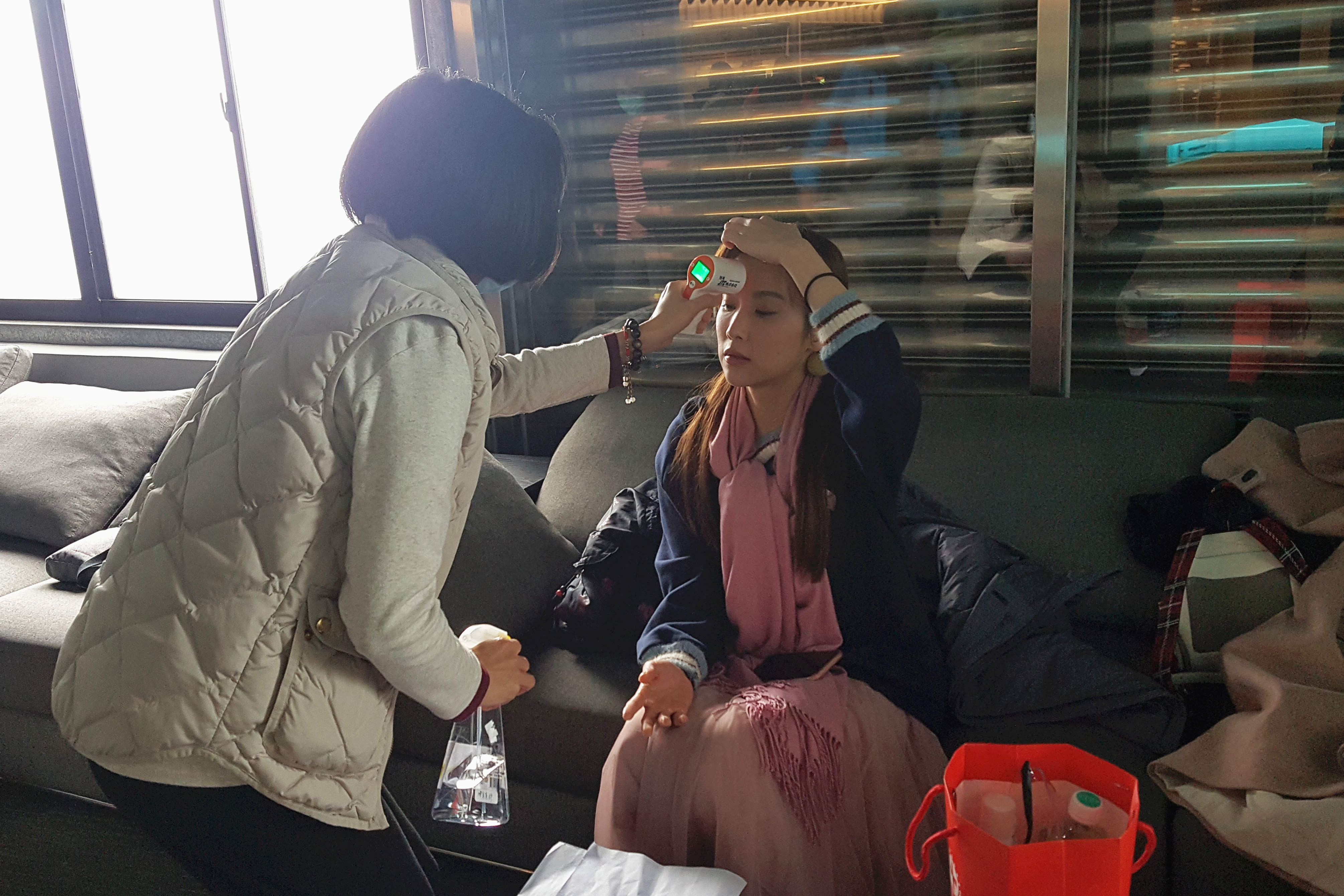 《美味滿閣》劇組每日為工作人員量體溫。(東森提供)