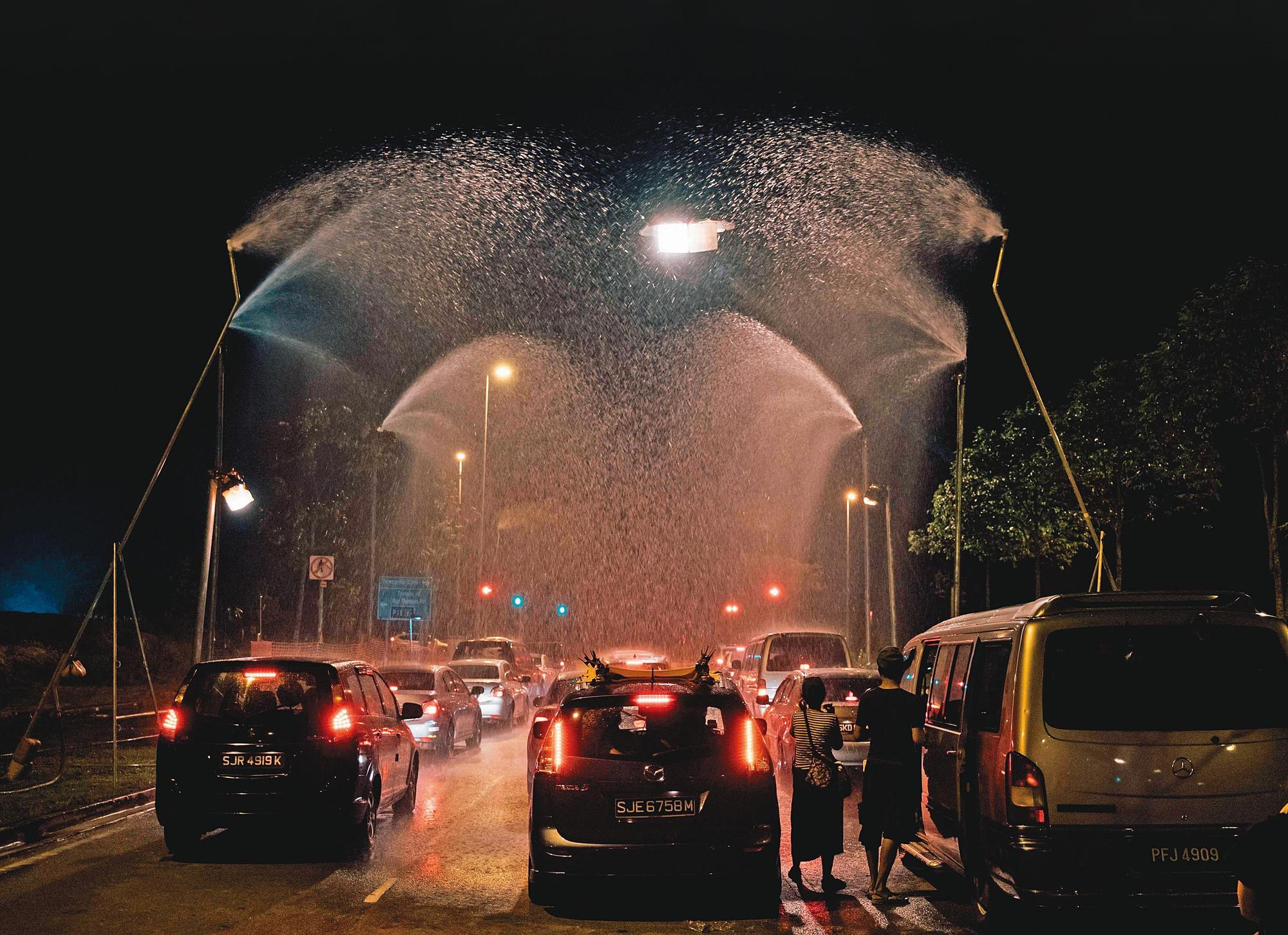 全片雨戲占8成,約30%預算花在人造雨部分。為求真實,拍攝前都會先行測試。(好威映象提供)