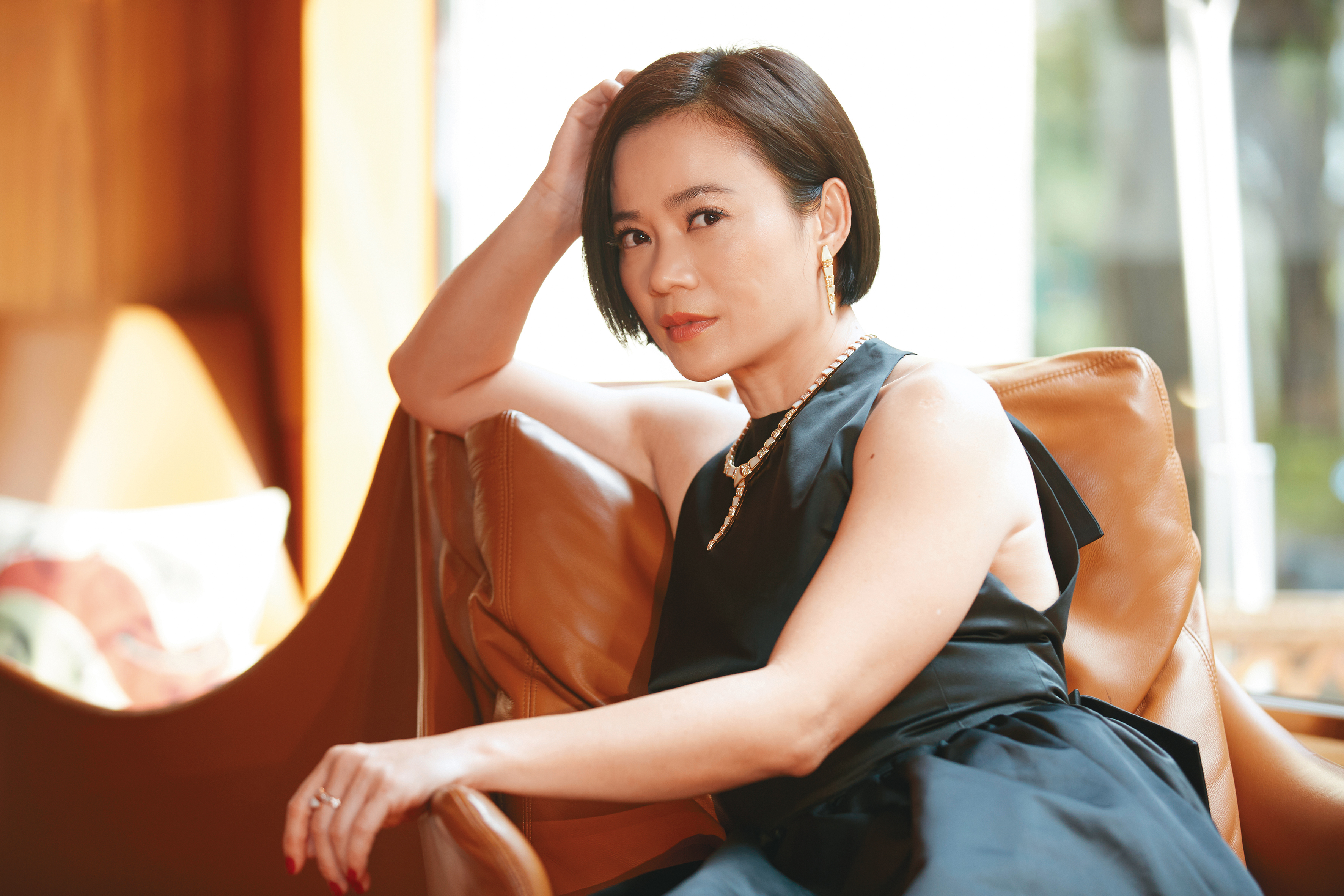 個性爽直、好強的楊雁雁向來喜愛俐落短髮，與《熱帶雨》中溫婉壓抑的角色判若兩人。