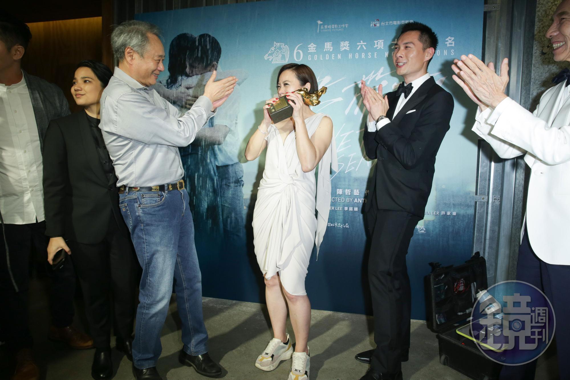 陳哲藝（右）《熱帶雨》去年入圍金馬最佳導演、影片等6項大獎，楊雁雁（中）更拿下最佳女主角，導演李安（左）亦前來恭喜致意。（陳仁萱攝）