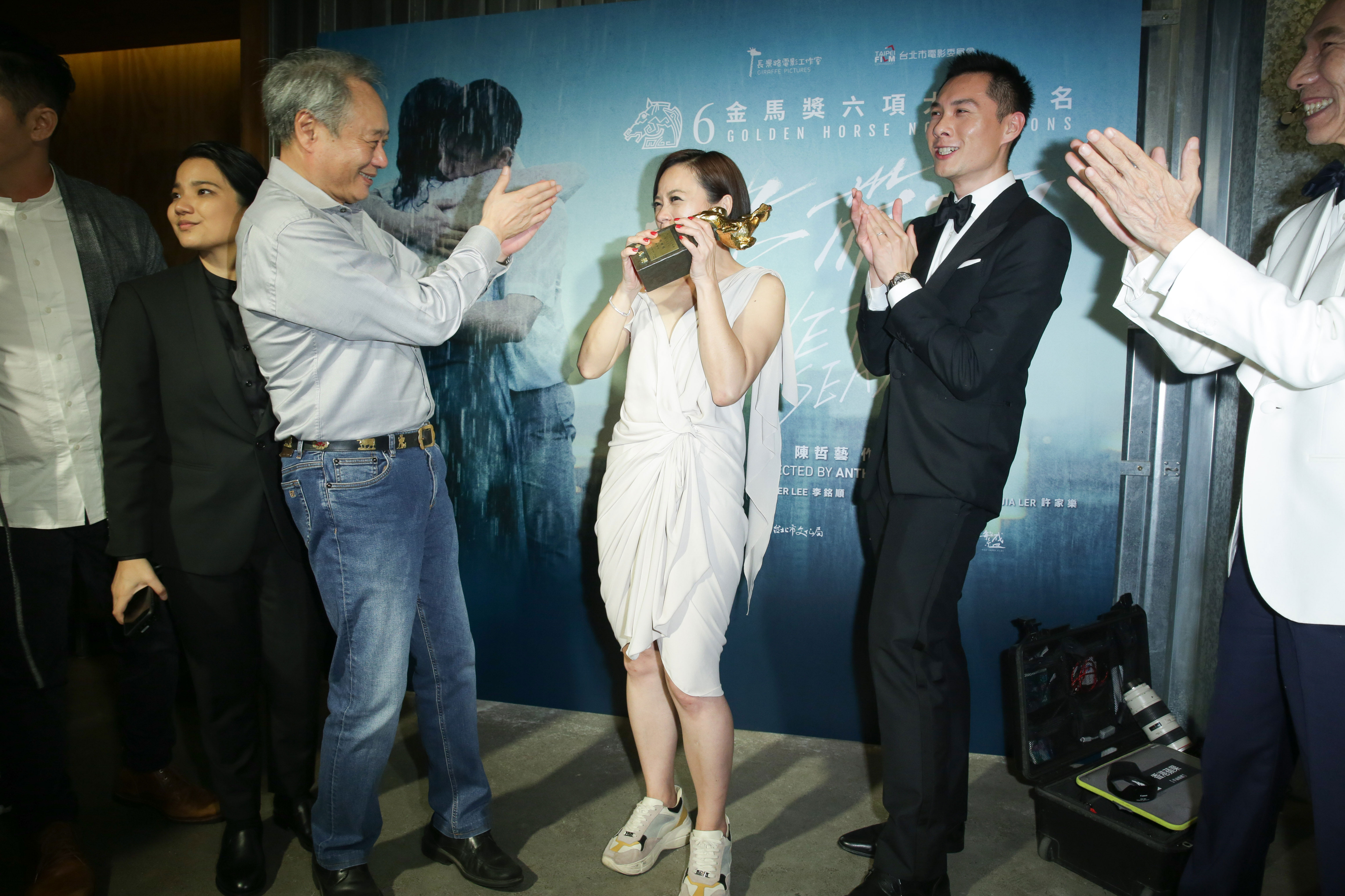 陳哲藝（右）《熱帶雨》去年入圍金馬最佳導演、影片等6項大獎，楊雁雁（中）更拿下最佳女主角，導演李安（左）亦前來恭喜致意。（陳仁萱攝）