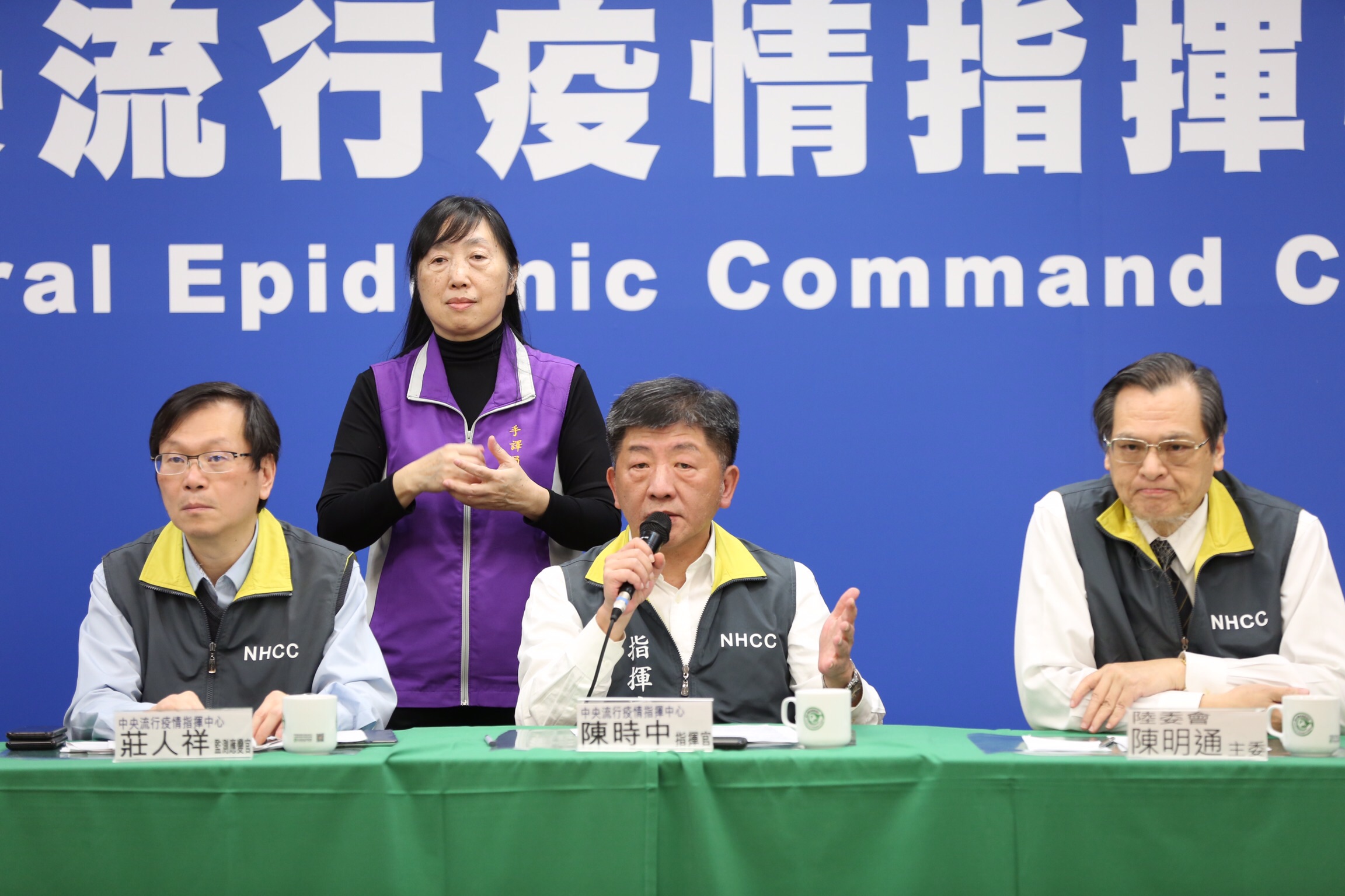 中央疫情指揮中心宣布，從2月10日零時開始從中港澳轉機入境者需居家檢疫14天。