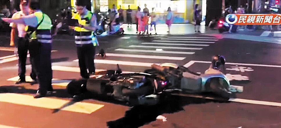 張博鈞酒駕追撞5輛機車、1輛腳踏車、1輛汽車，共造成6人受傷。（翻攝民視新聞） 