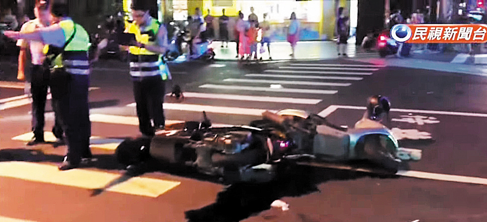 張博鈞酒駕追撞5輛機車、1輛腳踏車、1輛汽車，共造成6人受傷。（翻攝民視新聞） 