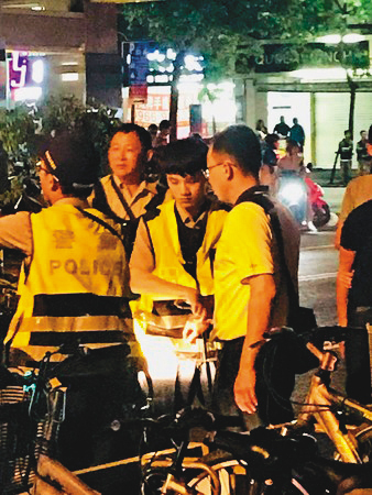 張博鈞酒駕除了壓壞機車，也衝撞到另一輛汽車，被警方依公共危險罪嫌移送法辦。（翻攝畫面）
