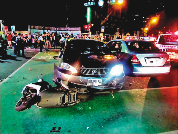 張博鈞酒駕除了壓壞機車，也衝撞到另一輛汽車，被警方依公共危險罪嫌移送法辦。（翻攝畫面）