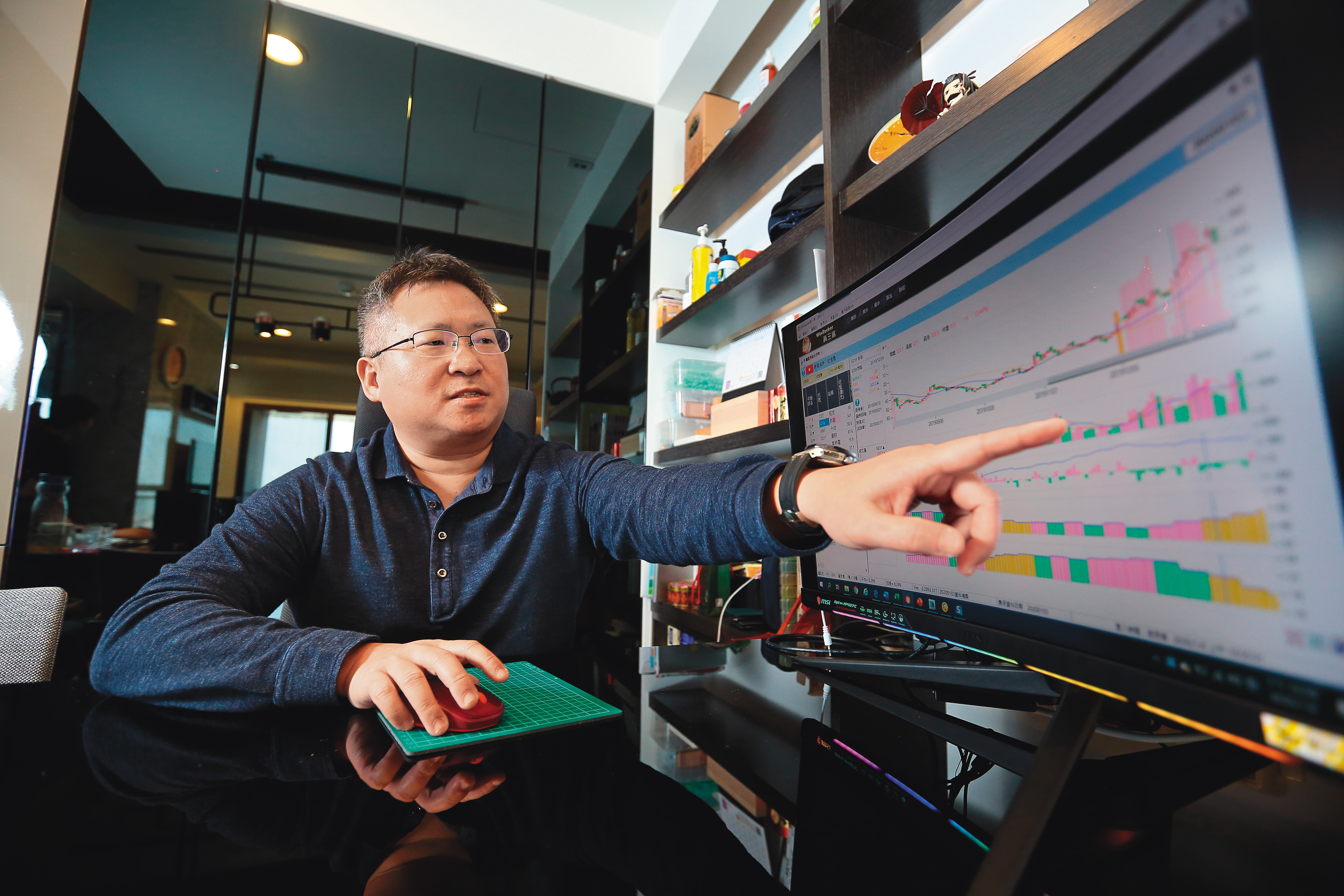 半導體研究員出身的楊啟宏，曾靠著敏銳的嗅覺，在記憶體產業大賺數倍獲利。