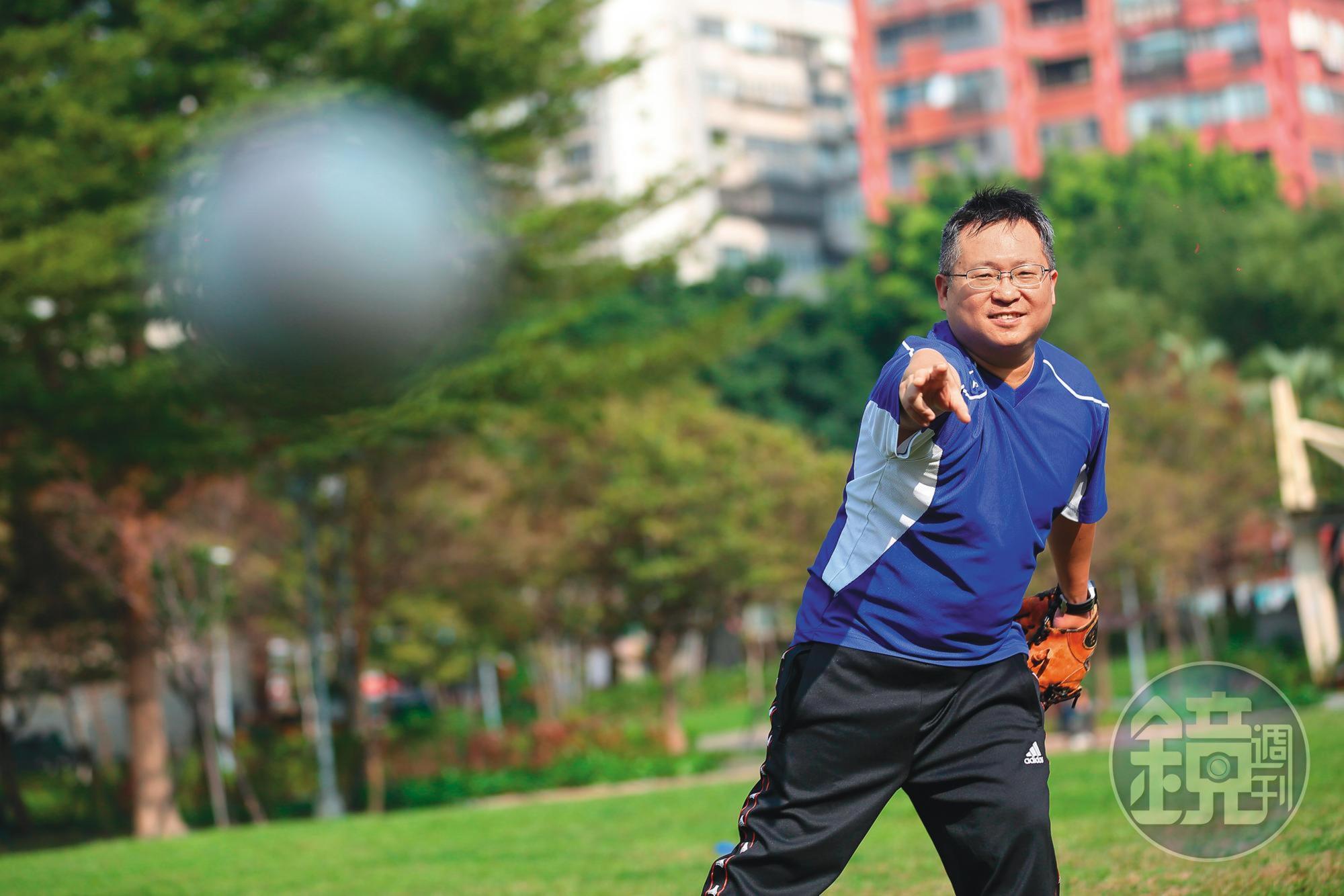 楊啟宏熱愛棒球運動,自創的牛棚選股法,靈感來自王牌投手王建民。