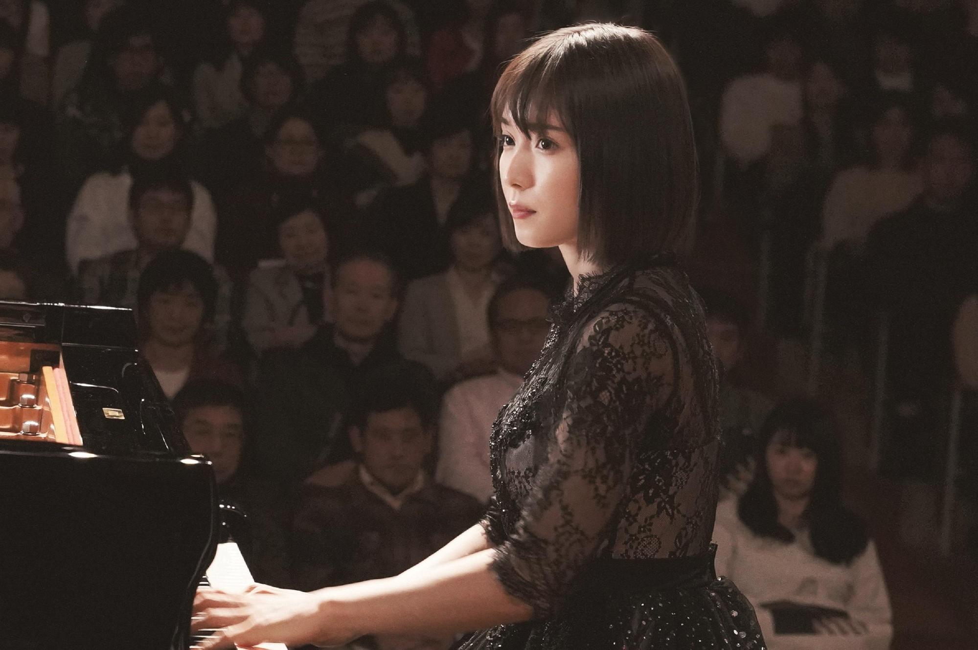 《蜜蜂與遠雷》松岡茉優飾演天才少女亞夜,一度消失在樂壇,如今卻重回鋼琴比賽。(威望國際)
