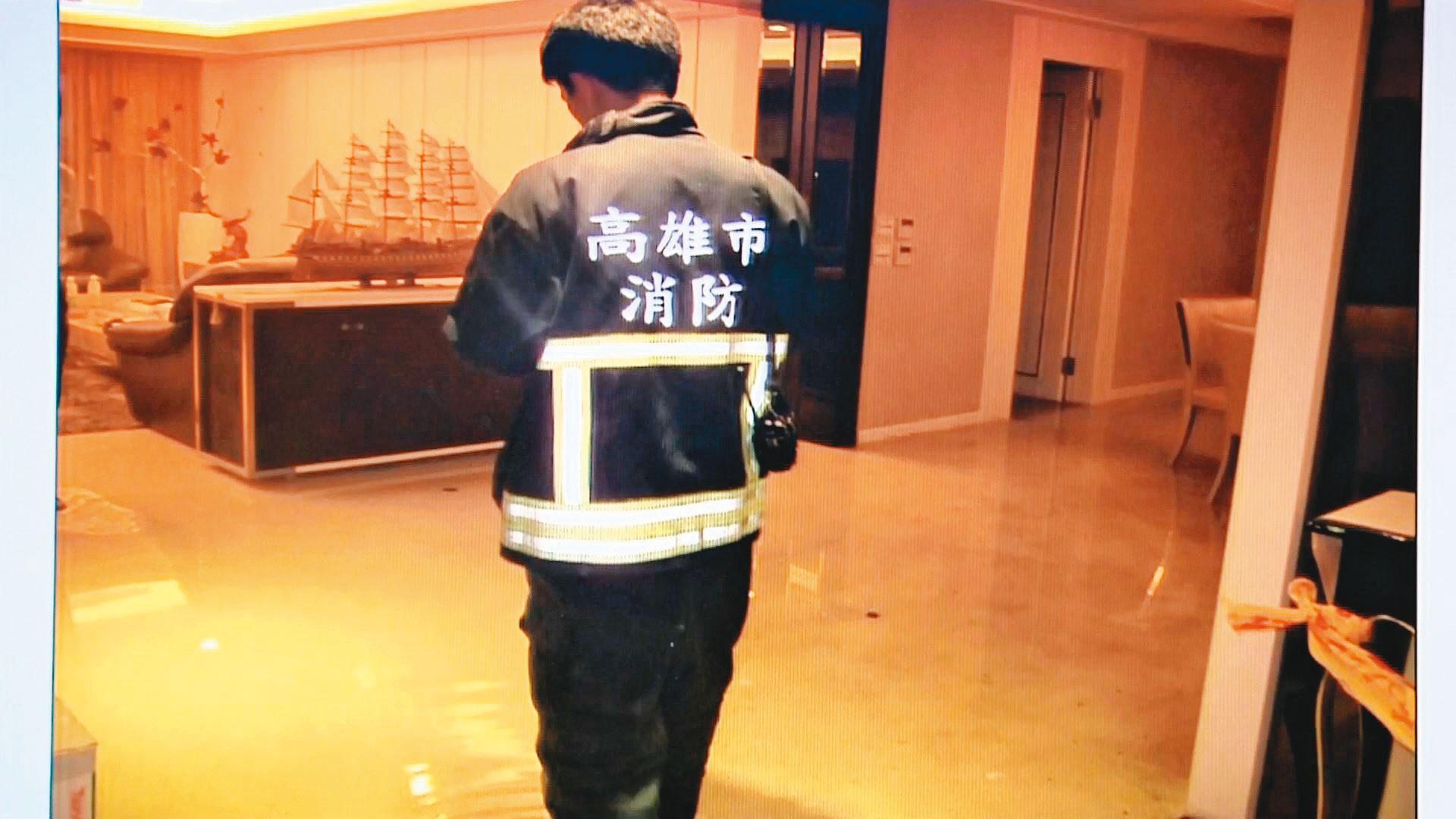 案發後,警消趕到劉郁志住處滅火,當時黃靖亞倒臥沙發上。(翻攝畫面)