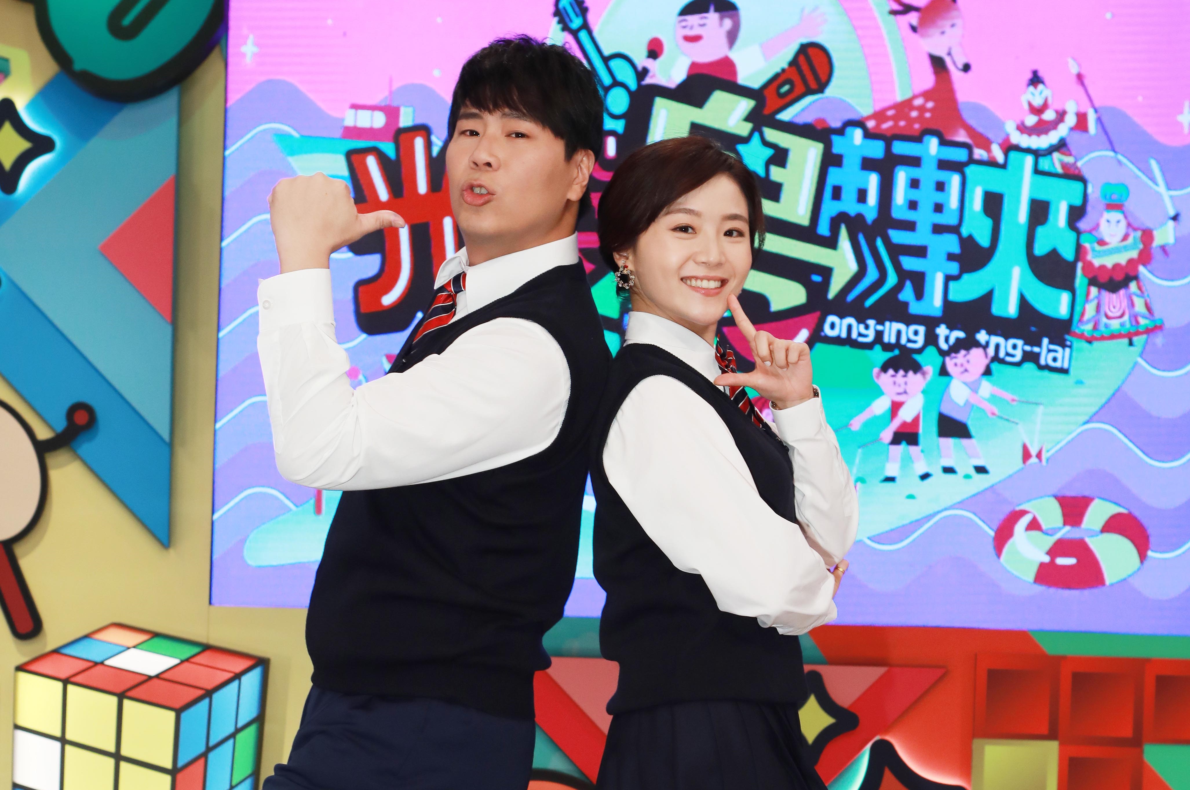 《光榮倒轉來》主持人楊小黎不按牌理出牌，考驗搭檔邵大倫反應力。（公視提供）