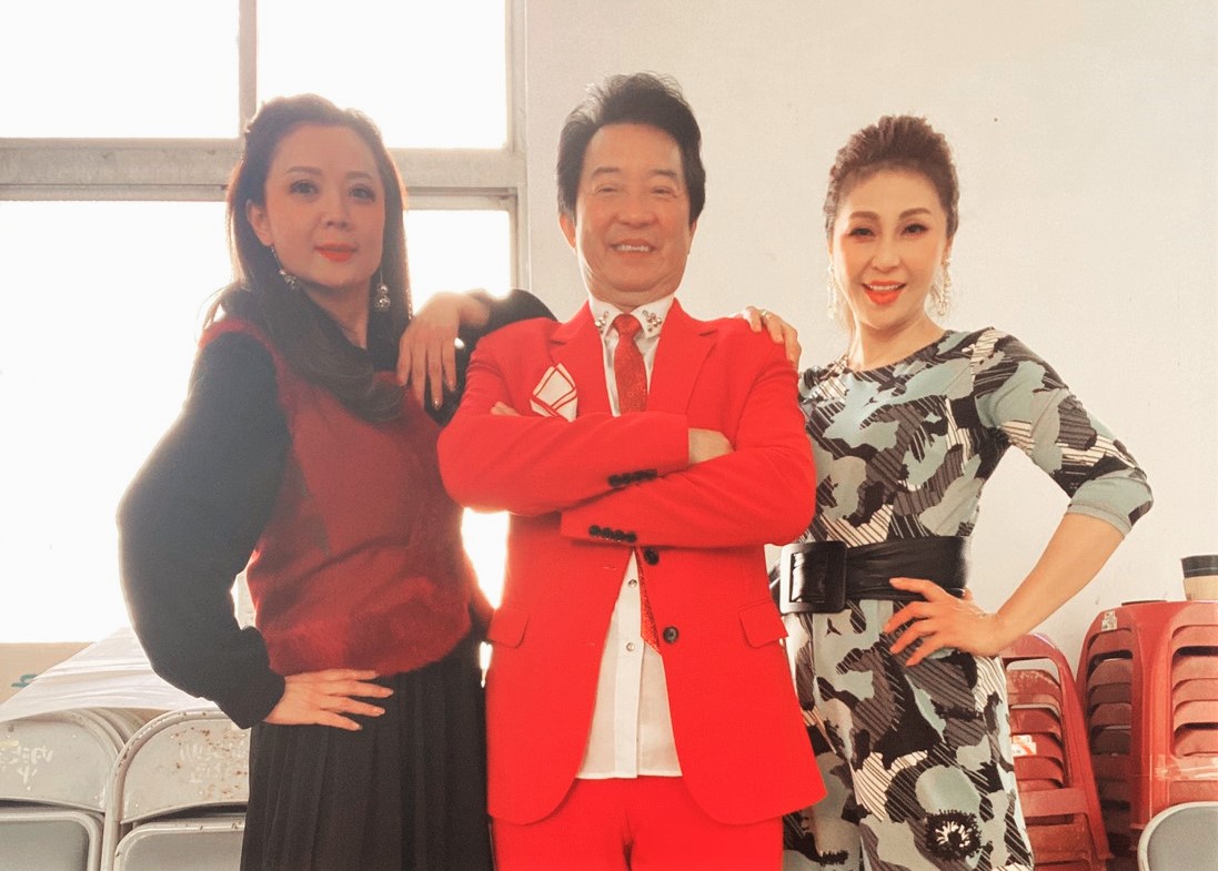 高欣欣、高群、梁佑南（左起）等十多位藝人一連三天兩夜到各地老人院、活動中心公益表演。（民視提供）