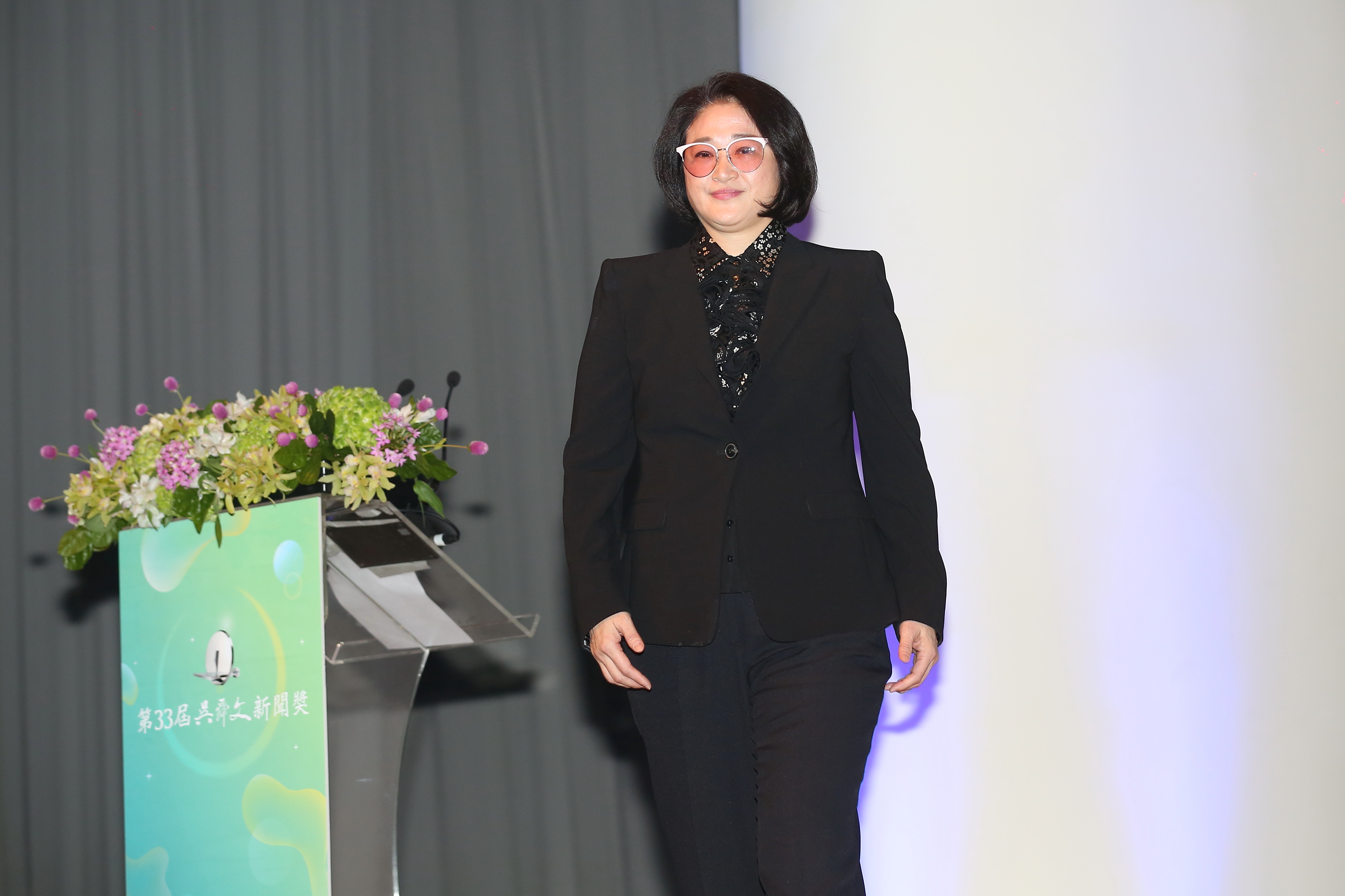 親自出手整頓裕隆的集團大家長嚴陳莉蓮，決定與全球電子製造業龍頭鴻海攜手合作。