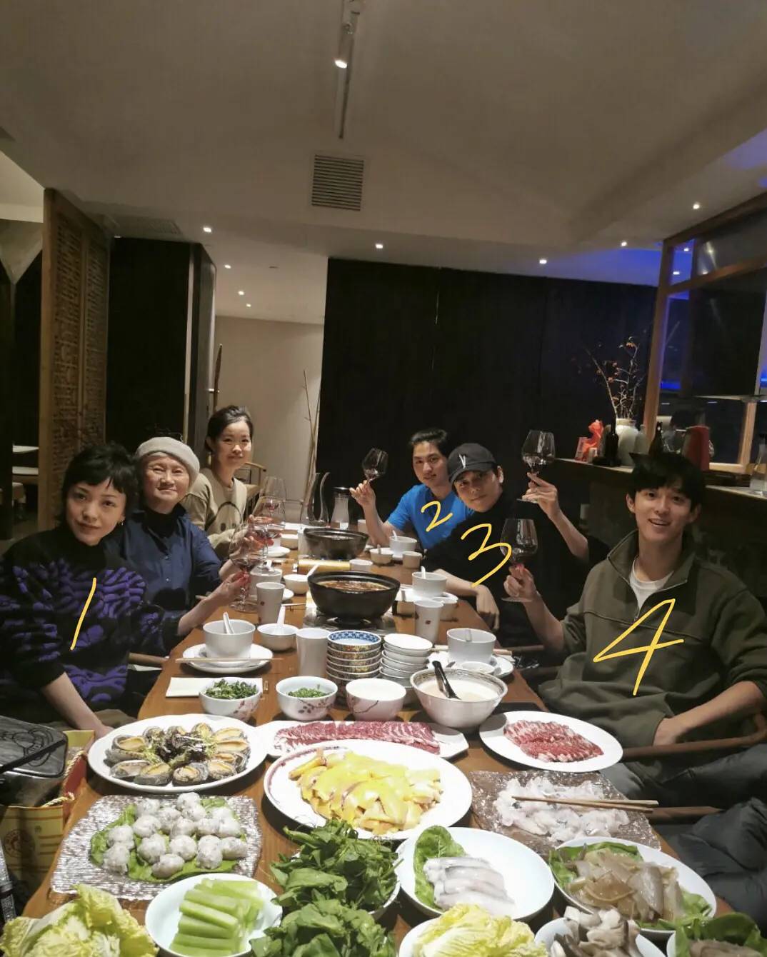 郭采潔近日與林彥俊及友人聚餐，疑似已開始為新劇提前做準備。（翻攝自豆瓣）