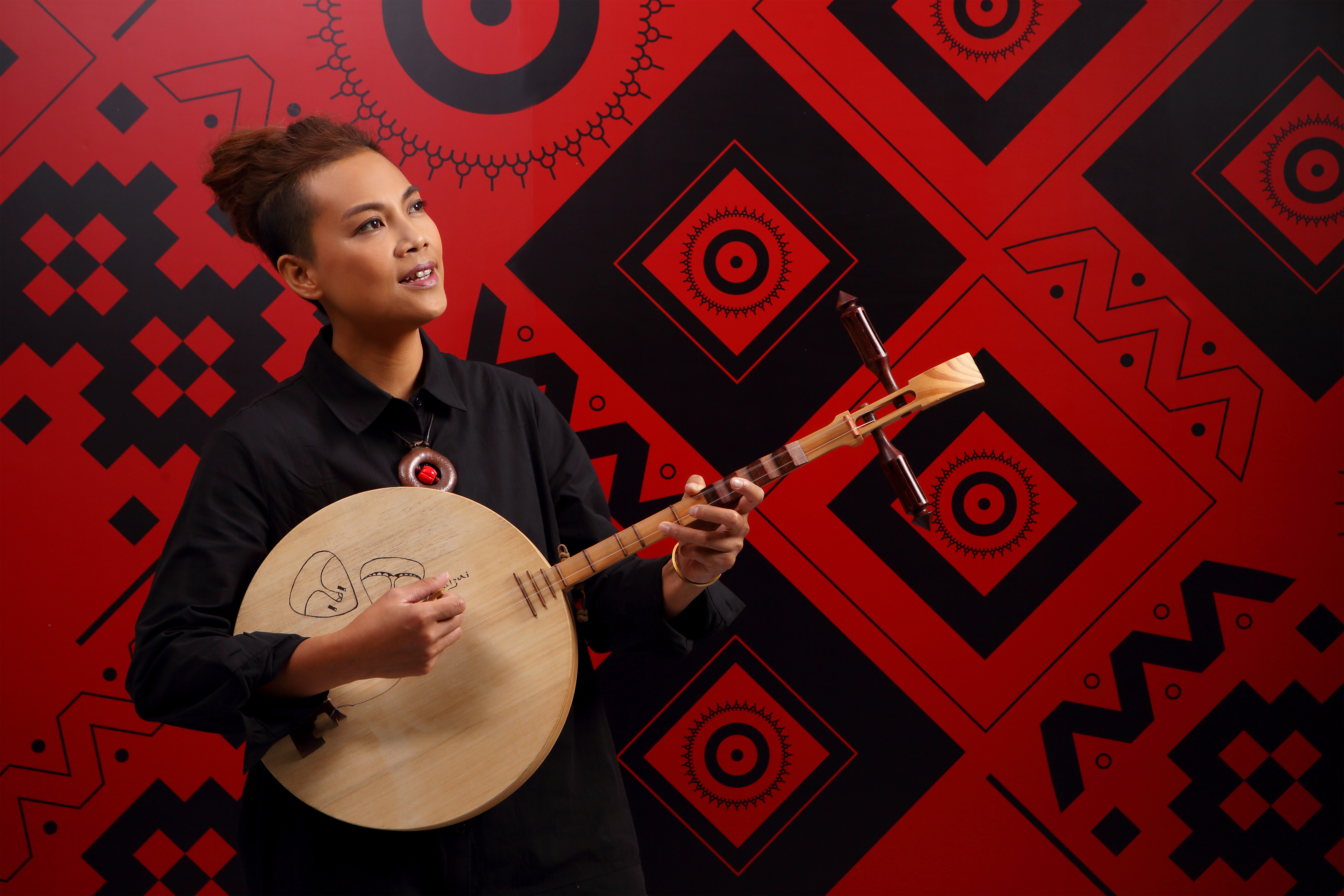 戴曉君來自屏東縣牡丹鄉石門部落的排灣族，有著紮實的演唱功力，渾厚又不失溫暖的嗓音。（風潮音樂提供）