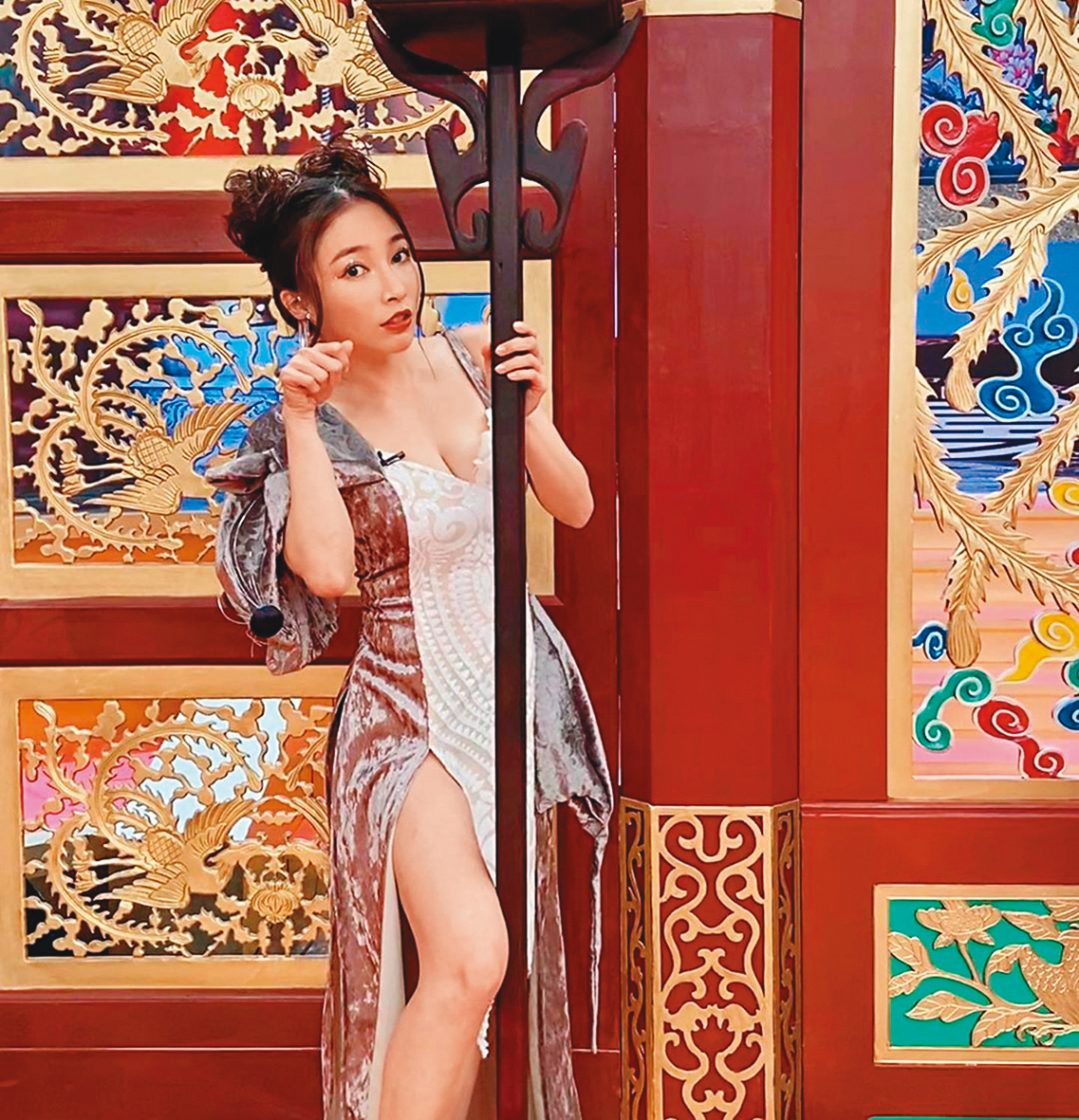 張家瑋敢露敢秀配合度高，深受電視台高層喜愛。