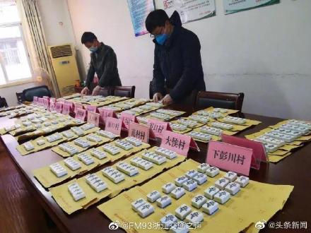 聚眾打麻將導致多人感染武漢肺炎,中國政府沒收六百多張一索。(翻攝自微博)